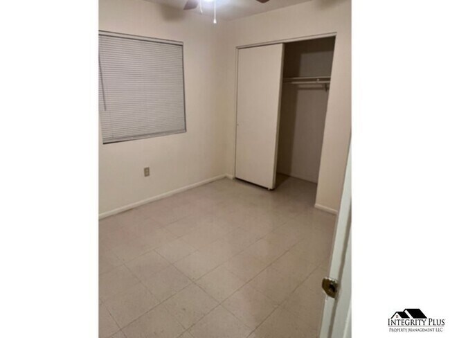Foto del edificio - 1106 E 2nd St