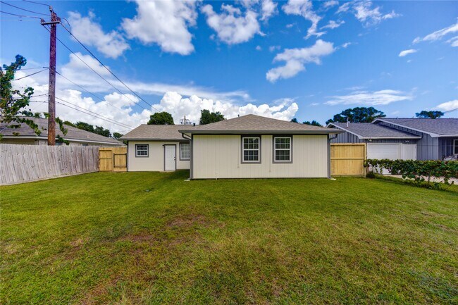 Foto del edificio - 5317 Crestmont St