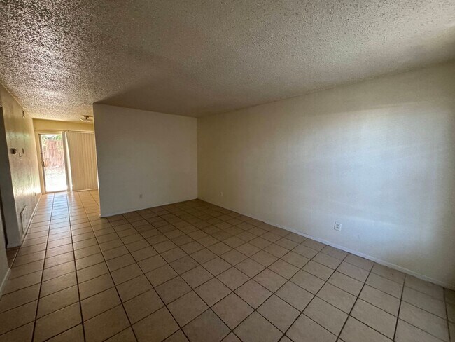 Building Photo - 2010 Cedarhill Dr