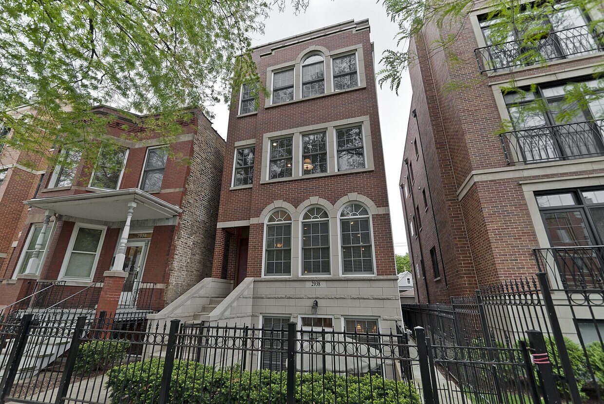 Primary Photo - 2938 N Damen Ave