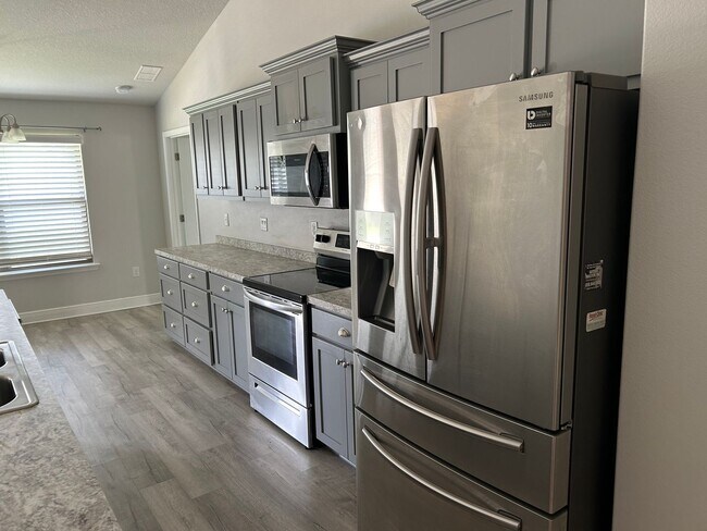 Foto del edificio - Easy access to interstate, bases & shopping!