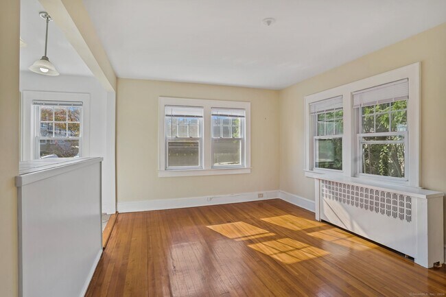 Foto del edificio - 8 Sheep Hill Rd