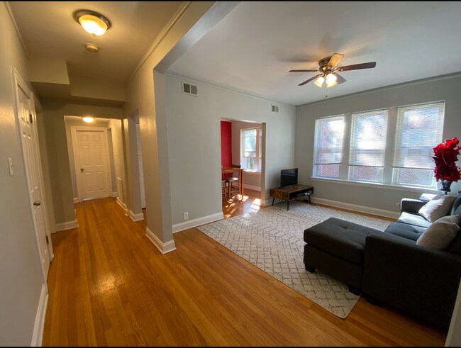Building Photo - 7350 N Damen Ave