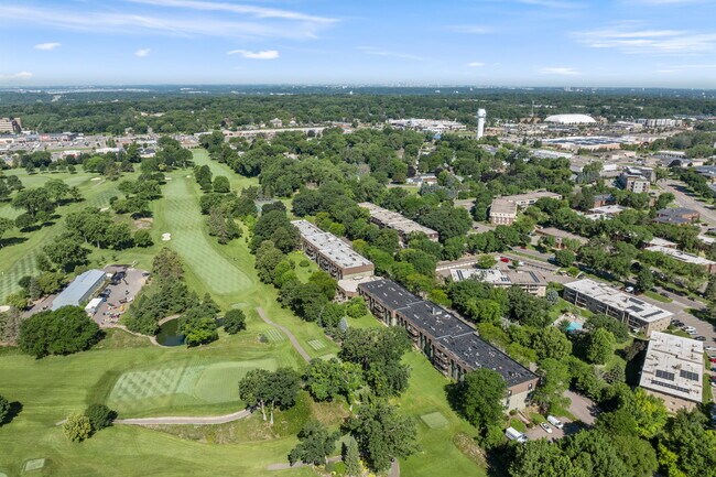 Foto del edificio - Country Club Manor Apartments