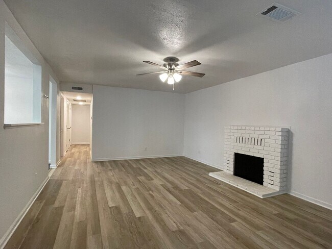 Foto del edificio - SPACIOUS 3 BED 2 BED SINGLE FAMILY HOME AW...