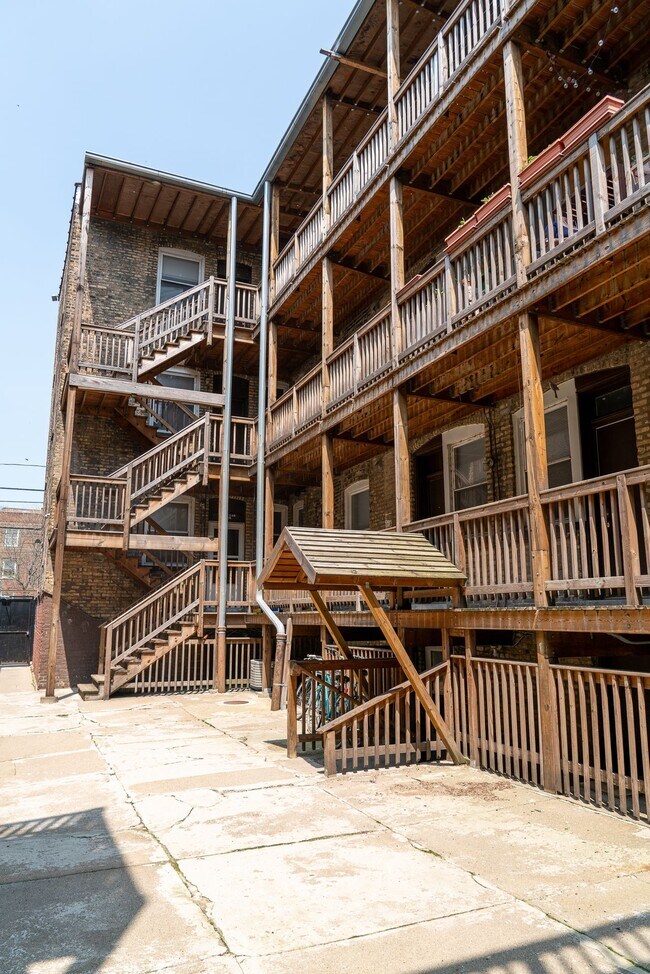 Foto del edificio - Uptown - English Garden, 1 Bed / 1 Bath - Central Heat & AC