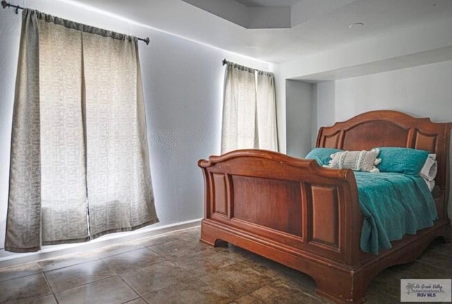 Room 2 - 6975 Santos Gutierrez
