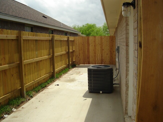 Building Photo - 1404-1504 Quail Ln