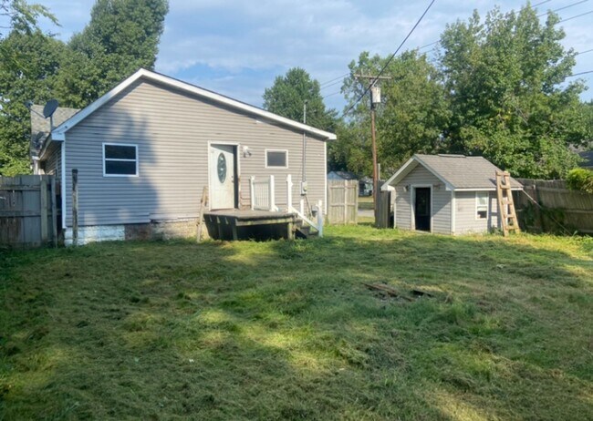 Building Photo - Large Yard & Garage! - $490 Month / $800 Down