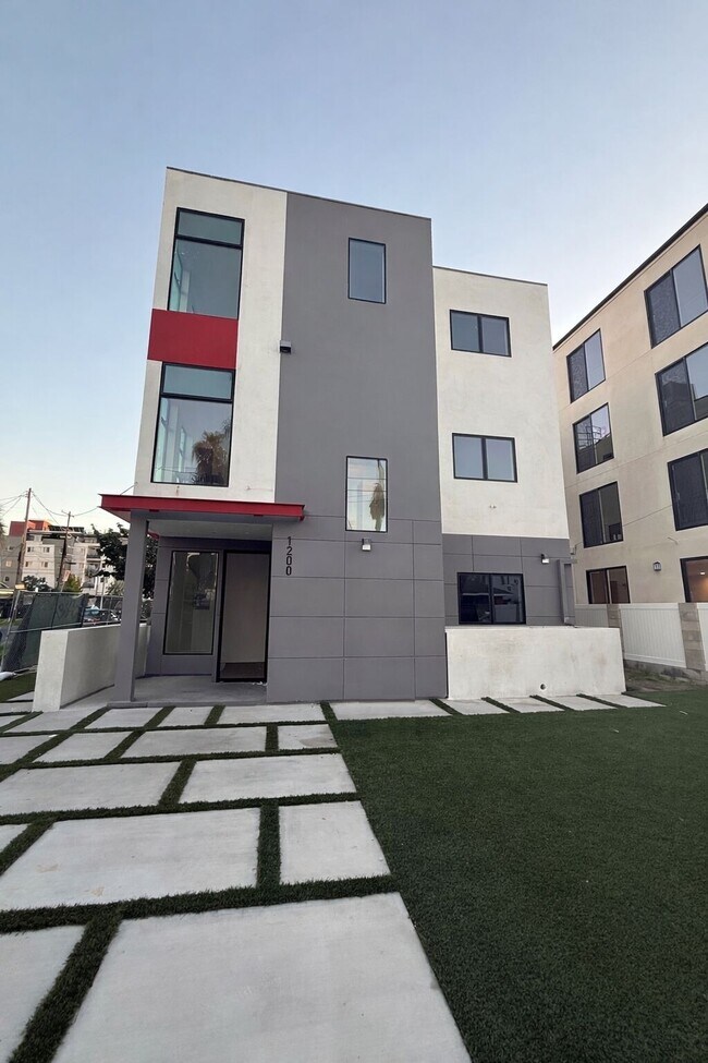 Foto del edificio - 1200 W 37th Dr