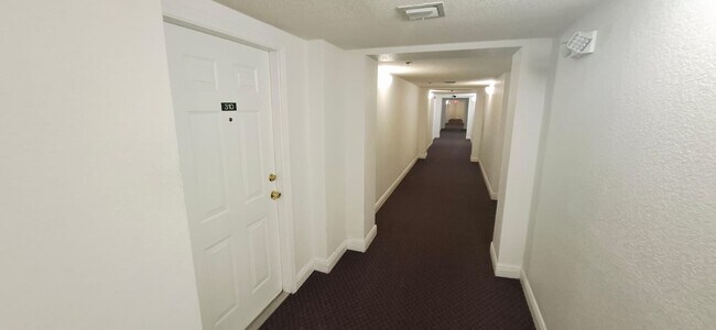 Building Photo - 9340 Fontainebleau Blvd