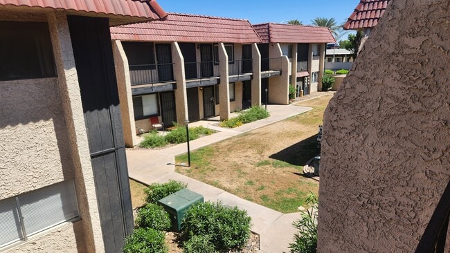 Building Photo - 700 W University Dr