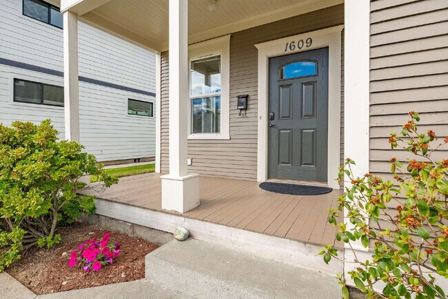 Foto del edificio - Sought-after 5-Bedroom Pet Friendly Home i...
