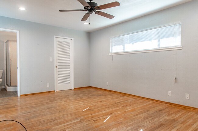 Foto del edificio - 3 bedroom 2 bath renovated home with swimm...