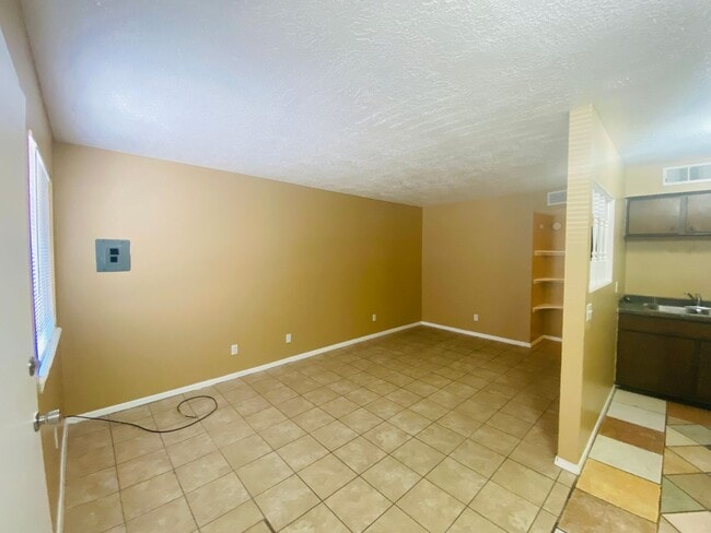 Building Photo - 908 Foster Rd