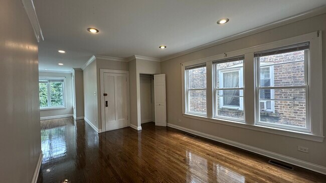 Foto del edificio - 5632 N St Louis Ave