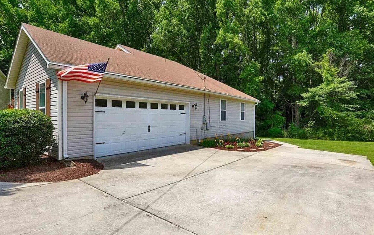Building Photo - 12594 Hutchins Cir