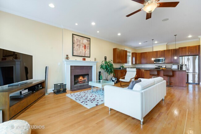 Building Photo - 3820 N Greenview Ave