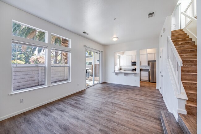 Building Photo - 714 Varsi Pl