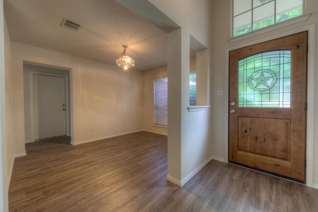 Building Photo - Very clean 4 BR 2.5 Bath