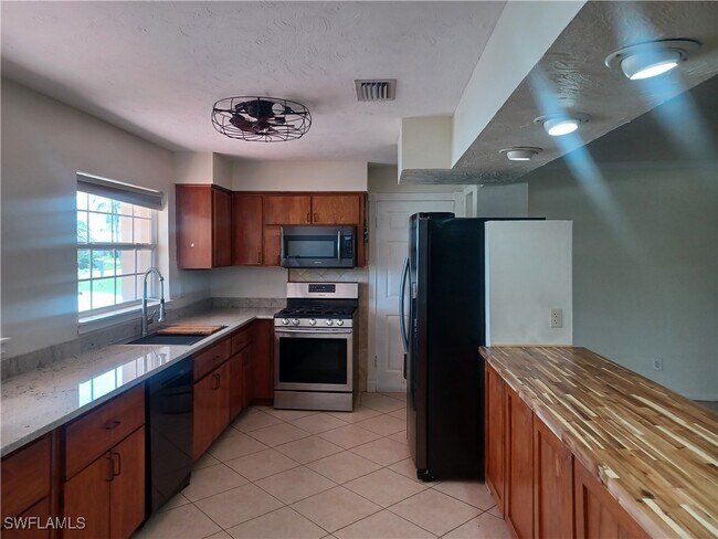 Foto del edificio - 4233 SE 8th Pl