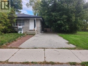 Building Photo - 197 Cedarvale Crescent