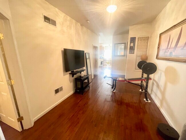 Building Photo - 704 Ave E