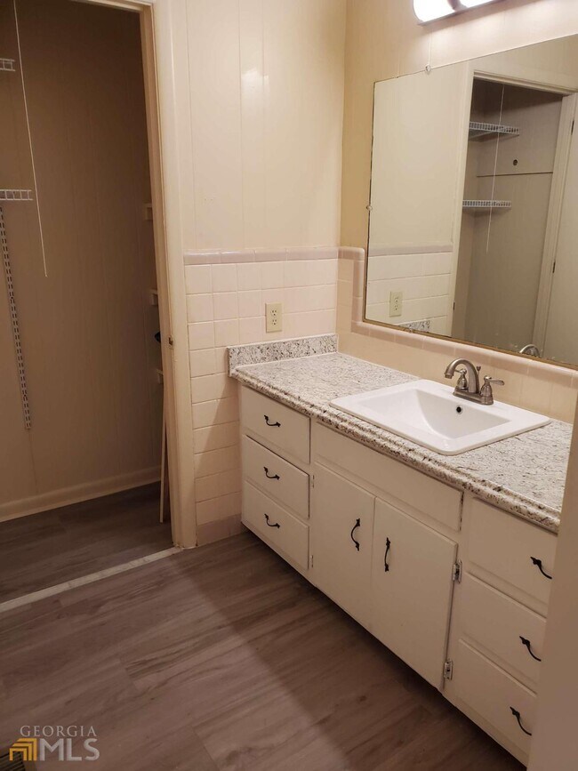 Foto del edificio - 911 N Jefferson St NE