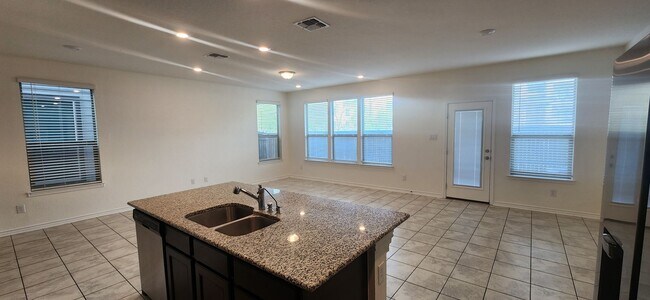 Foto del edificio - 5-Bedroom 3-Bathroom Home Walking distance to USAA and just mins from Medical Center and UTSA