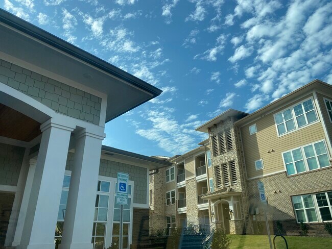 Foto del edificio - 2000 Dominion Ridge Cir