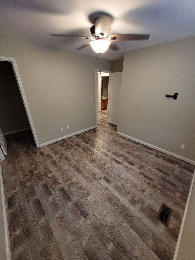 Building Photo - 416 Shade Tree Ln