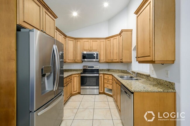 Building Photo - Stunning Top Floor Condo in Great Location!