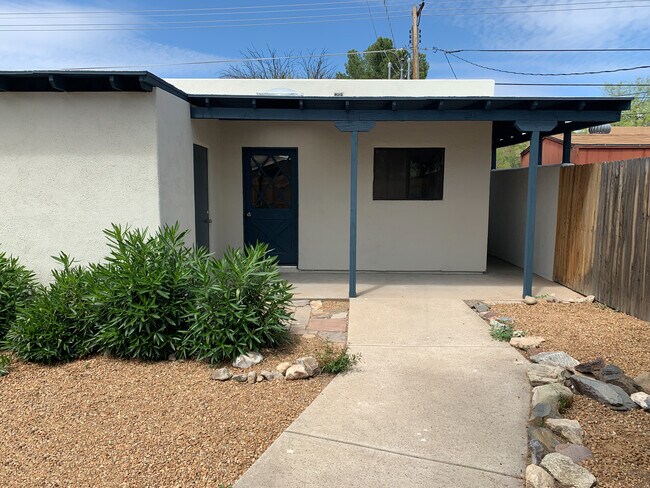 Entry - 1527 E Silver St
