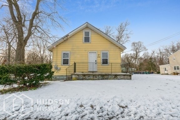 Primary Photo - 330 Larch Ave