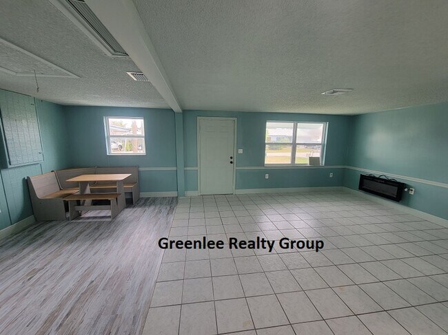 Building Photo - Updated 2 Bed/1 Bath Home on a Canal- Pet ...
