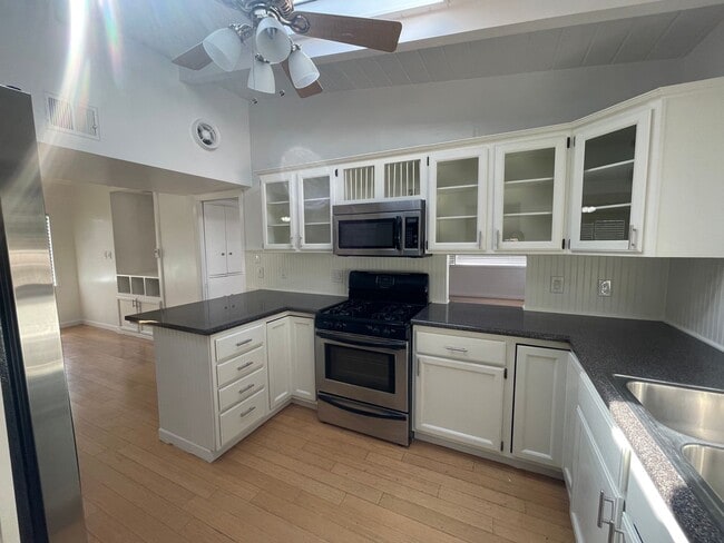 Building Photo - BEAUTIFUL HOME IN CENTER OF LAS VEGAS!