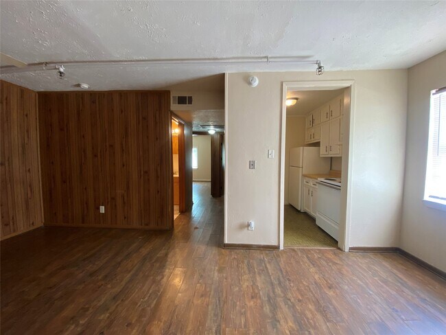 Building Photo - 519 10th Ave N