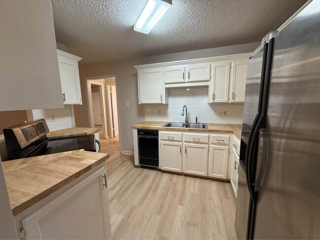 Foto del edificio - 311 E Jeff Davis Ave