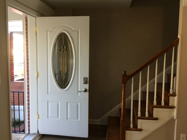 Photo - $1895 / 3br - 1536ft2 - RECENTLY RENOVATED... Townhome