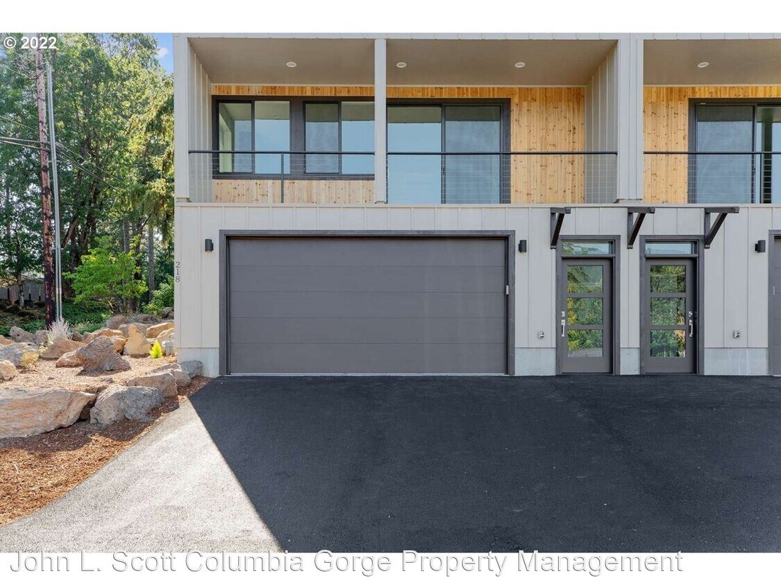 2 br, 2.5 bath House 218 NW Brykett Place House Rental in White