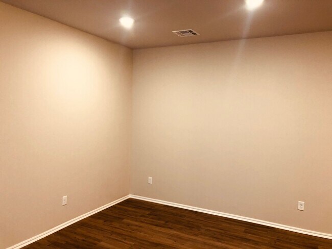 Foto del edificio - 3 bed 2 bath with 2 car garage duplex for rent in Edmond near Broadway and 2nd Street!