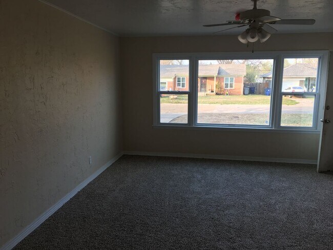 Building Photo - 1400 Oxford Way