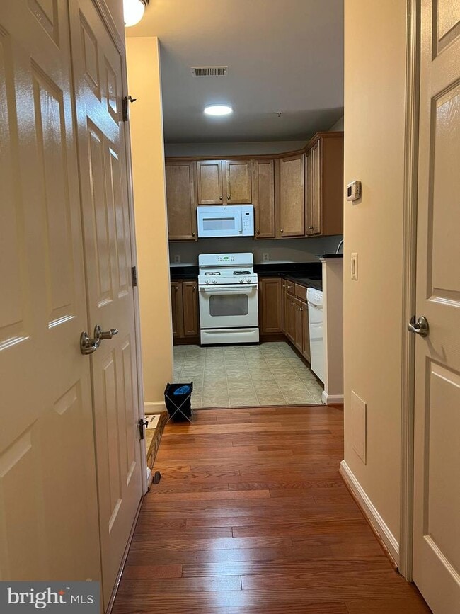 3840 Lightfoot St Unit 240, Chantilly, VA 20151 Room for Rent in