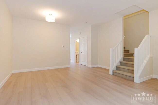 Building Photo - Immaculate 3-Bedroom, 2.5-Bath Half-Duplex Upper Suite Home for Rent in West Cloverdale