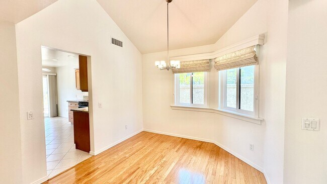 Foto del edificio - Beautifully Updated Single-Story Home in t...