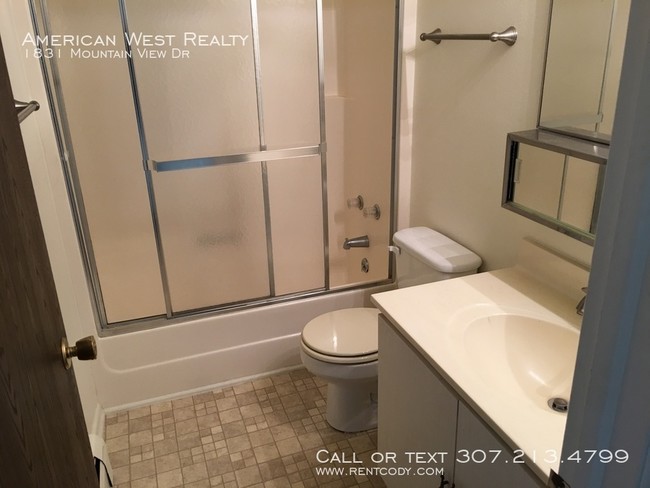 Building Photo - 3bed / 1.5bath