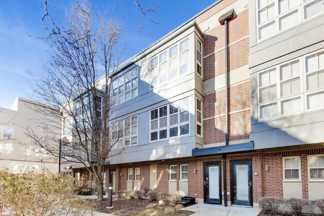 Building Photo - 2321 S Wabash Ave