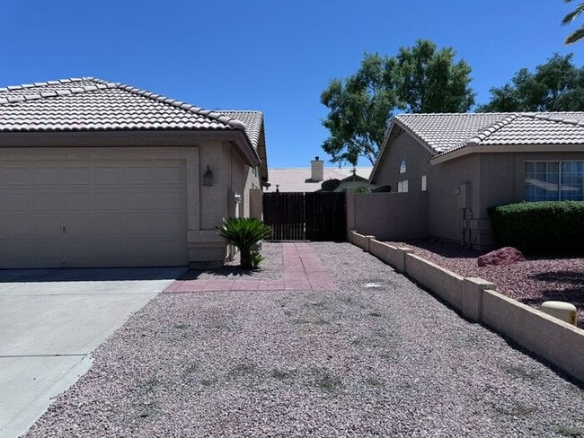 Building Photo - Adorable single floor 4 bedrooms,2 bathroo...