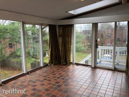 Building Photo - 2 br, 1 bath Apartment - 102 Floral St
