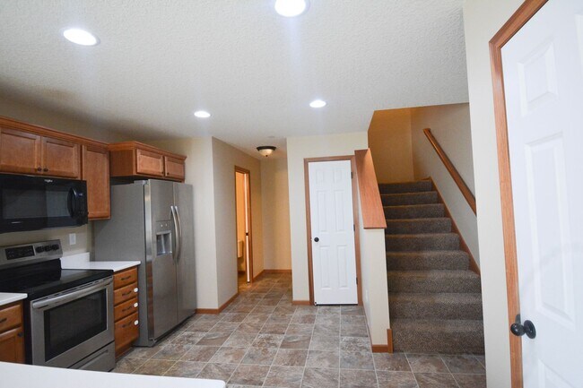 Foto del edificio - 3 Floor Townhome With Large Yard